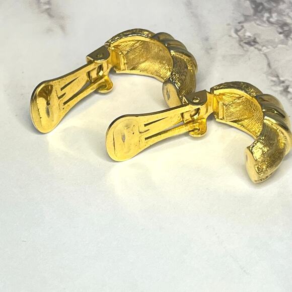 Christian Dior Vintage Gold-Tone Clip-On Earrings – Lion Paw Design - Picture 6 of 7